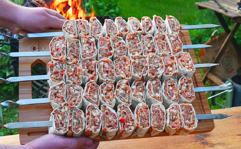 Летние рулеты из лаваша на мангале: два неповторимых вкуса для пикника