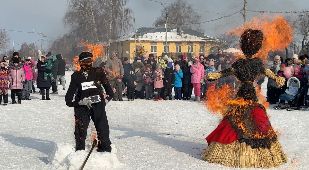    На праздновании Масленицы в Ижевске участники сожгли чучело финансового мошенника. Фото: Валентина Козлова