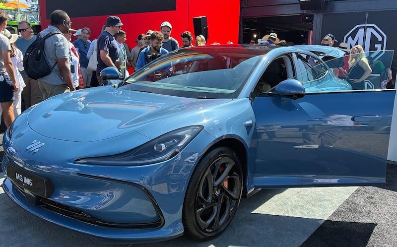 Запас хода версии IM5 Performance составляет 711 км при полной зарядке, что больше, чем у Model 3 с увеличенным запасом хода.