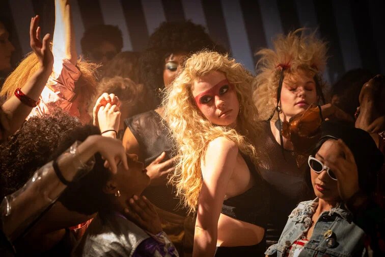 Миа Гот в образе Максин Минкс: кадр из фильма "Максин ХХХ"