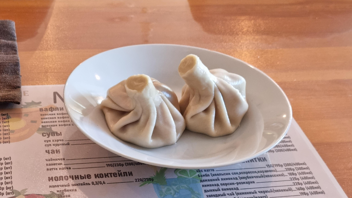 Хинкали, вы вообще в курсе, что у вас внутри вишня? 😲 Необычно, но очень вкусно! 🍒