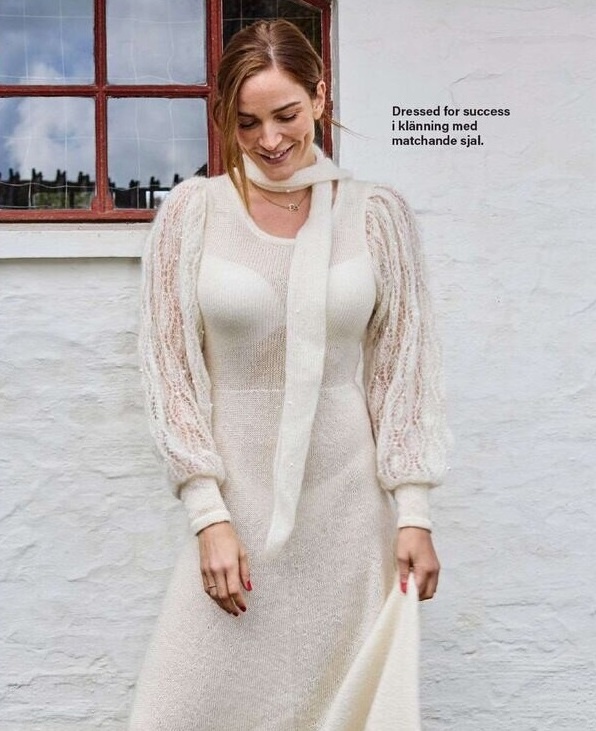 Связанное спицами платье. Фото источник: коллекция из Sticrat i sant 2025г.