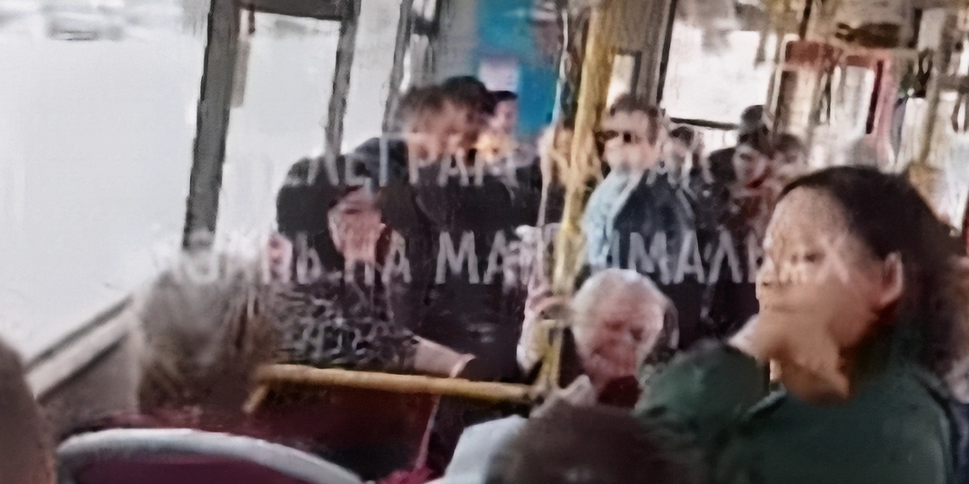 В Казани кондуктор в хиджабе вытолкала старушку из автобуса - никто за бабушку не заступился