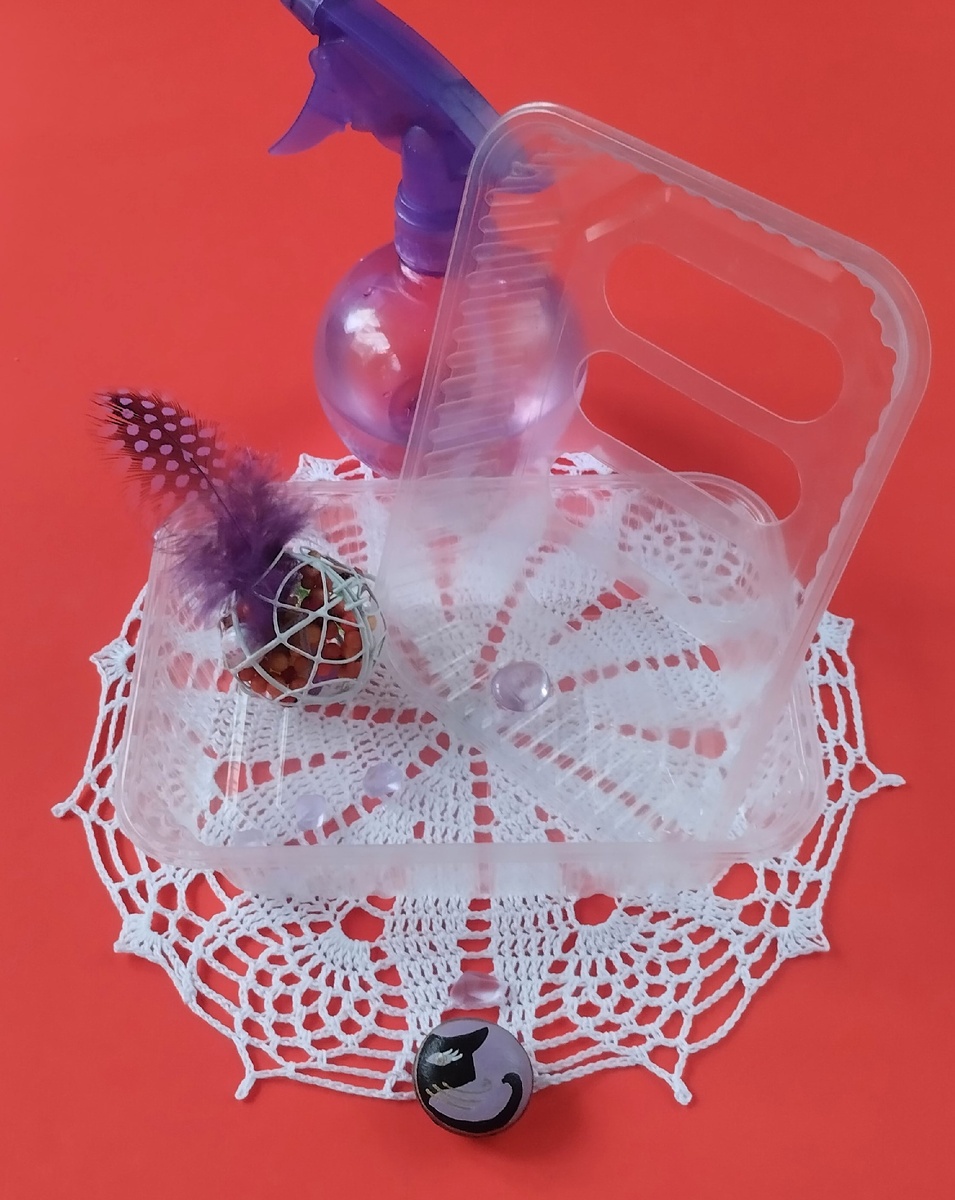 Двойной контейнер для выращивания микрозелени.