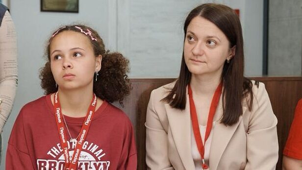    Девочка и наставница, порой, понимают друг друга без слов. Фото: пресс-служба «Движения Первых»