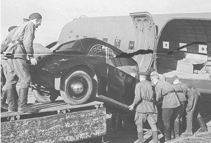 Трофей для генерала грузят в самолёт