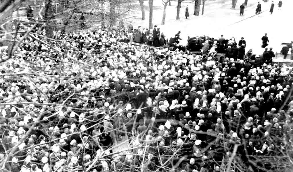 Фотографировать прощание с экипажем траулера "Тукан" было строжайше запрещено.