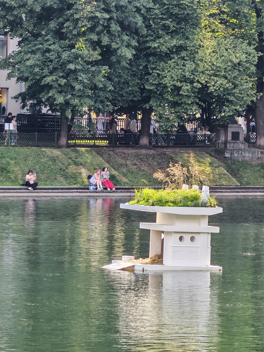 Патриаршие пруды. Домик для лебедей