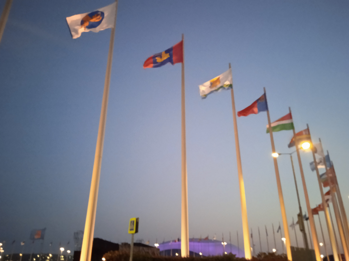 На снимке флаг моего региона запечатлён вторым. Фото автора.