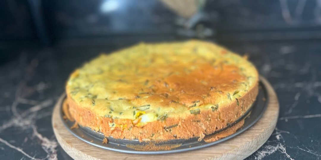 Заливной пирог с яйцом и зеленым луком