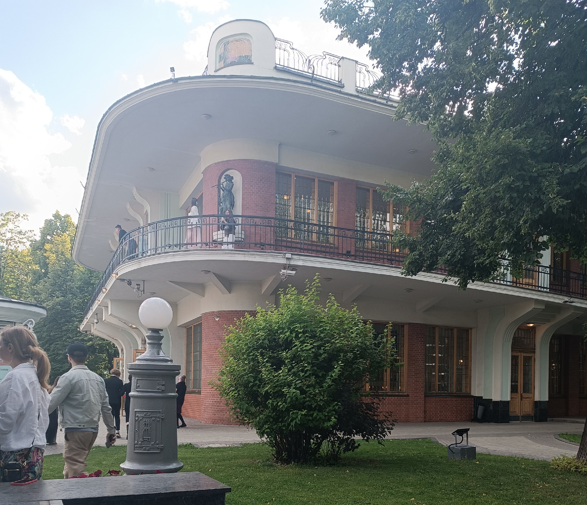 Театр "Новая Опера им. В.Е.Колобова" в саду Эрмитаж