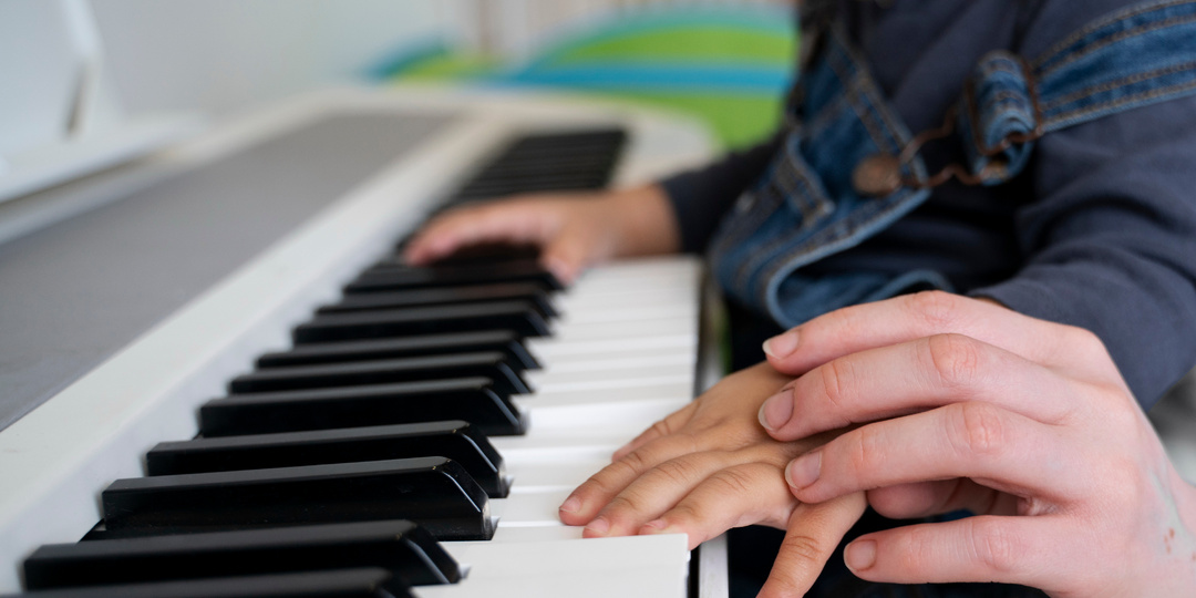 Главная ошибка в объяснении — делать всё за ребенка. Педсовет "Свободного фортепиано" учит действовать иначе.