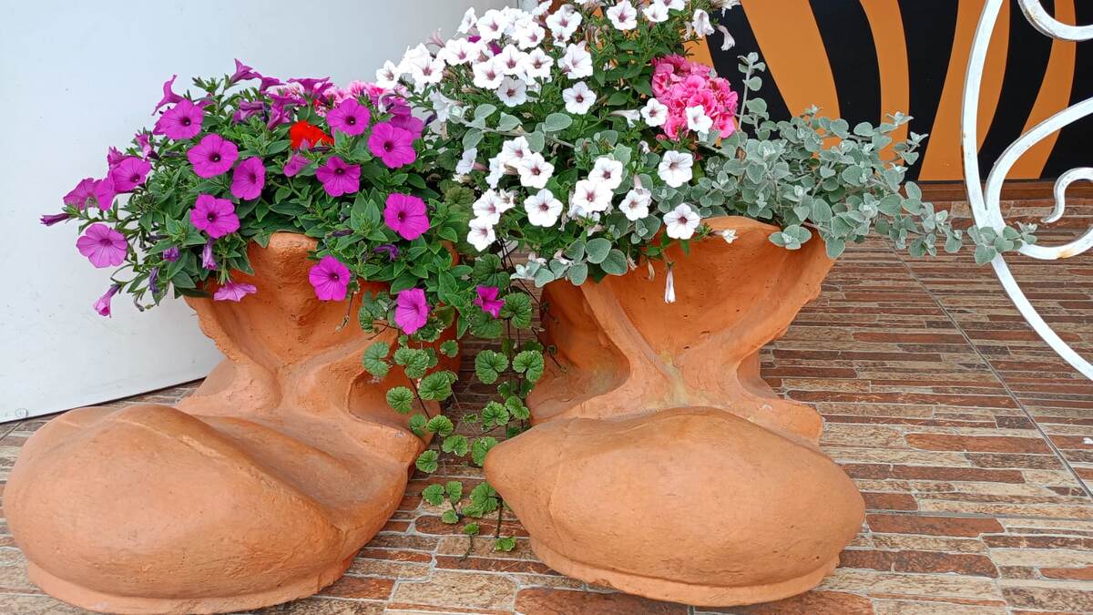 Такие прикольные огрооомные сапожки с цветочками стоят у нас в Минске возле магазина "Фрукты-Овощи". Фотографировала дочка.