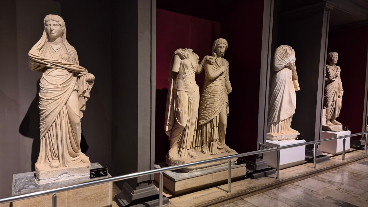 Начнем историю про нос с фотографии из музея, где все без носов:)