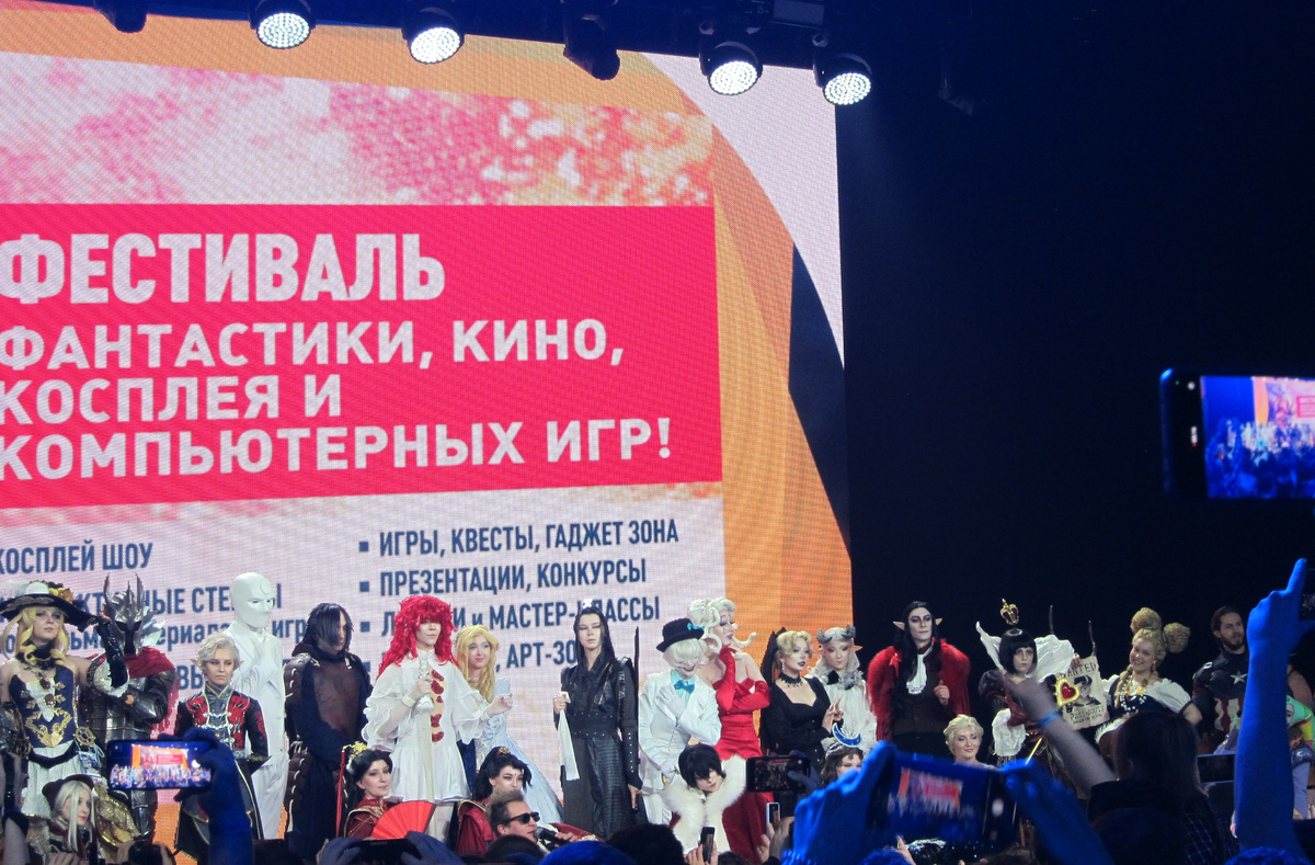 Групповое фото участников конкурса косплея