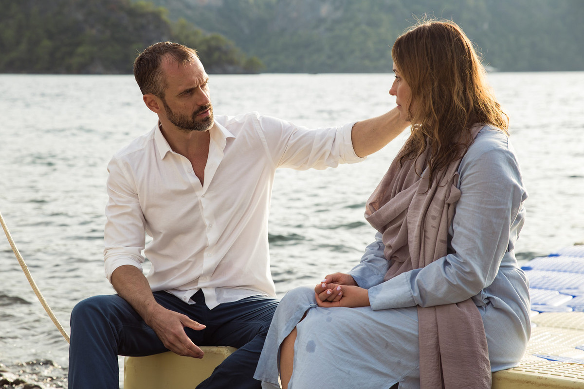 Сериал «Между нами глубокое море»