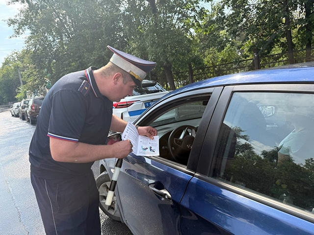 Под Тверью задержали нетрезвую даму без прав на чужой машине и с четырьмя детьми