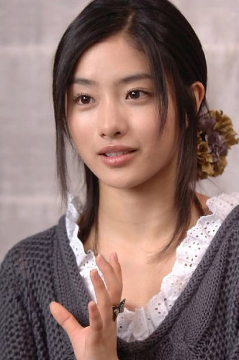 Ей 35, но выглядит на 22. 