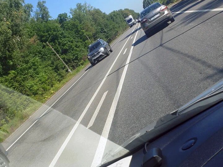 Что означают две сплошные с прерывистой между ними — и почему за пересечение можно лишиться прав