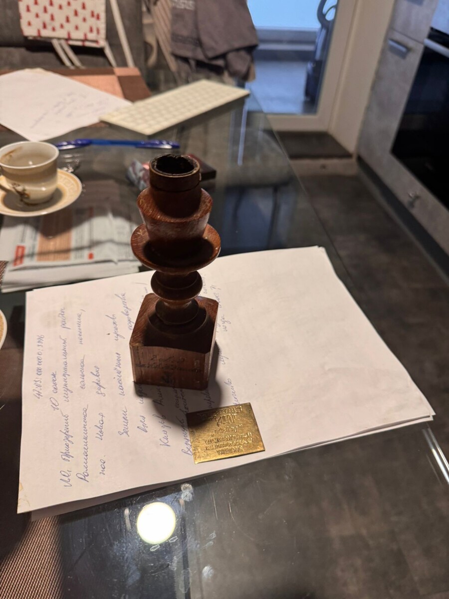 Подсвечник из палубной доски настоящей "Авроры". Престижен для питерской гопоты 90-х.