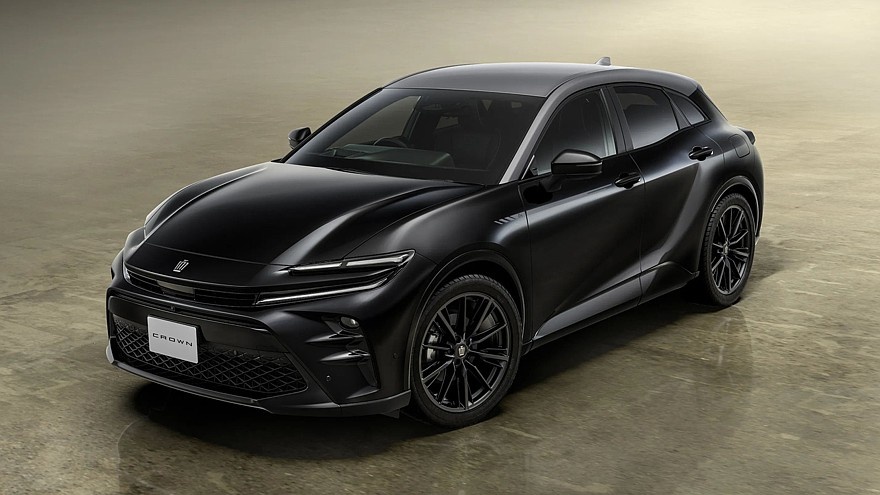    На фото: юбилейная версия Toyota Crown Sport the 70th