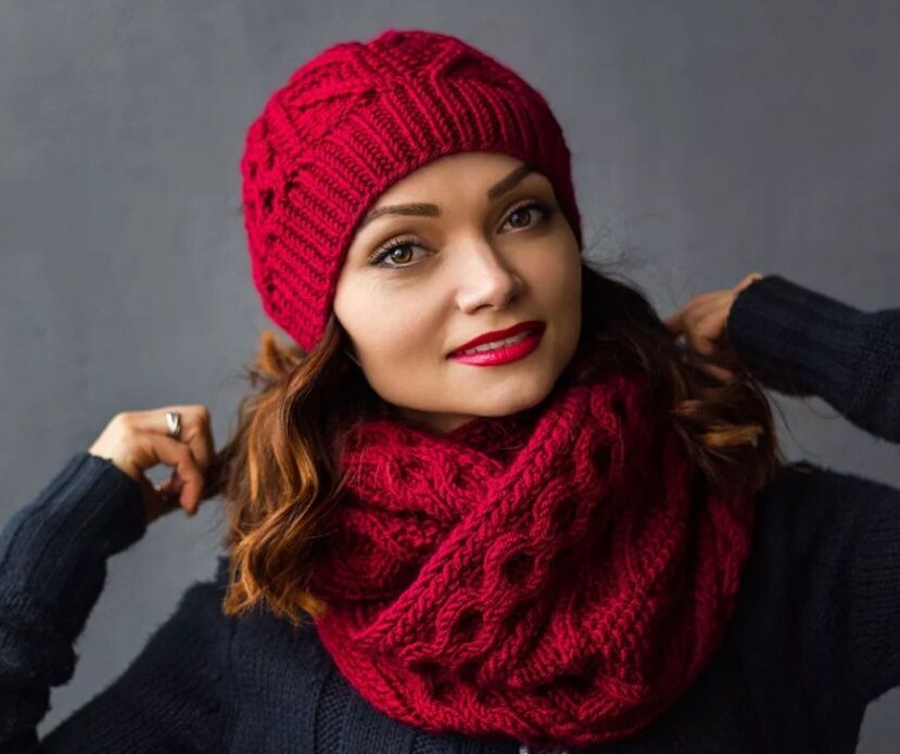 Вязаный комплект выгодно дополняет любой образ