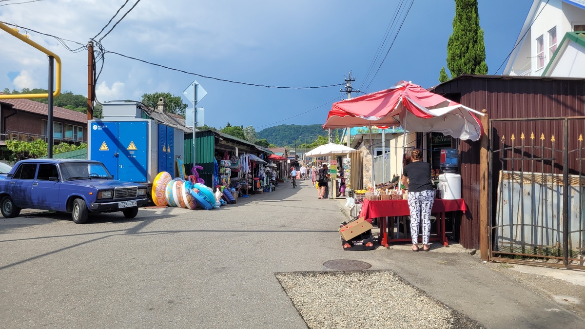 Рынок в населенном пункте по дороге к морю