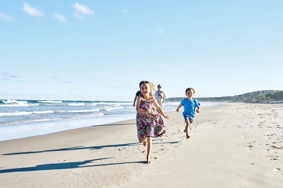    Cолнечные лучи необходимы для синтеза витамина D и профилактики рахита.