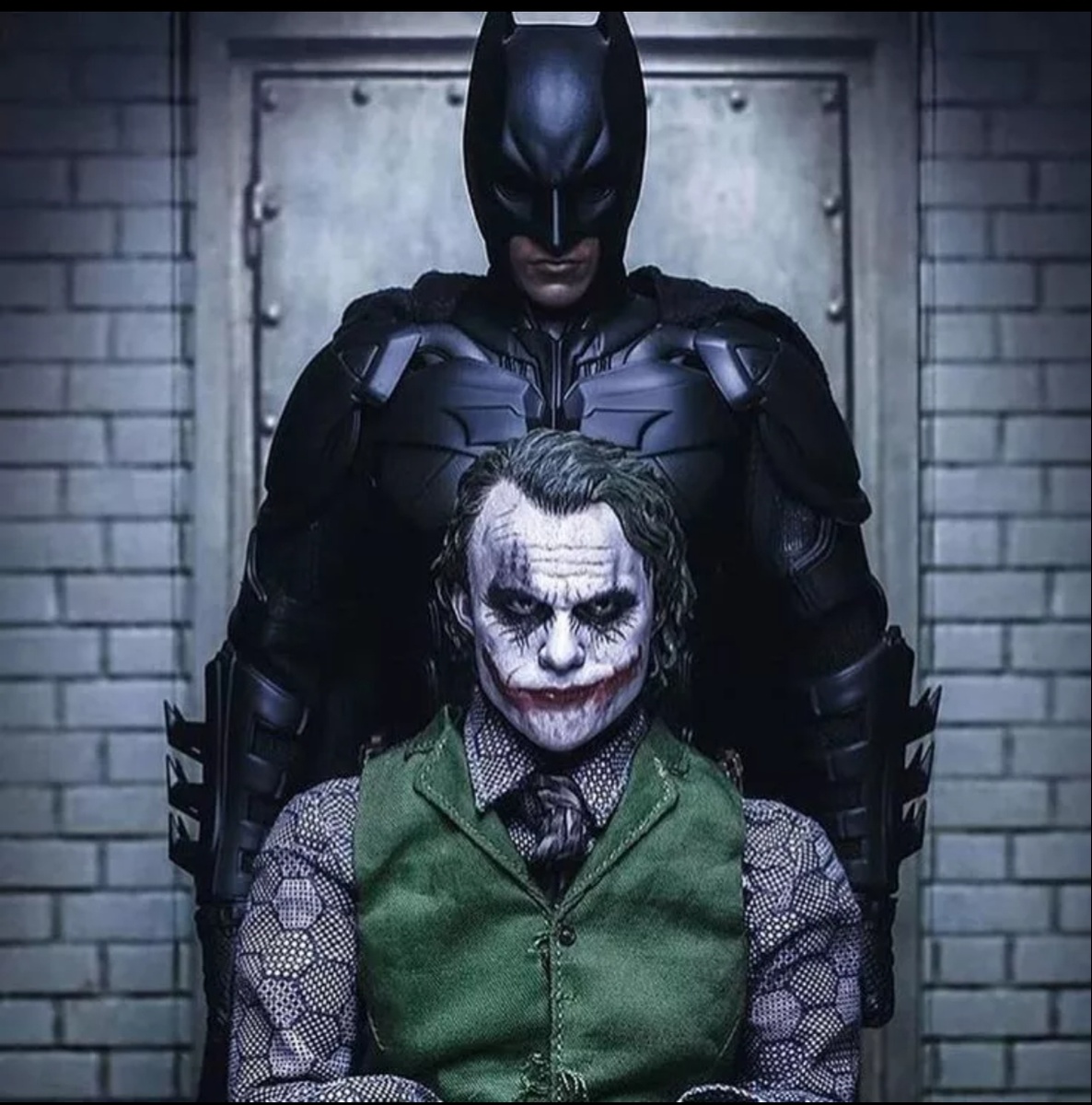 На изображении представлены два персонажа из вселенной DC Comics: Бэтмен и Джокер. 