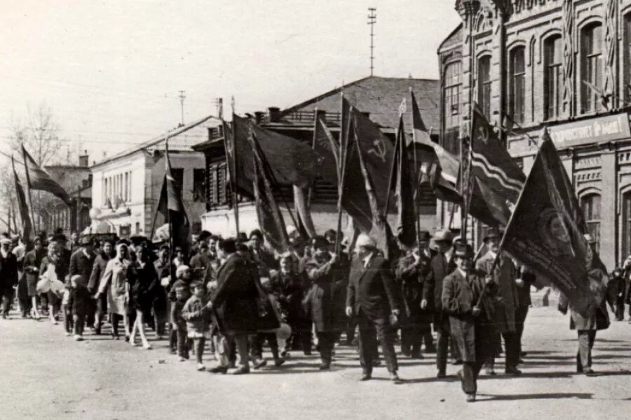 Парад в Бийске Группа ВКонтакте "История Бийска (город и люди)"   📷