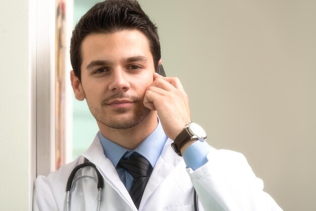 врач говорит по тлефону