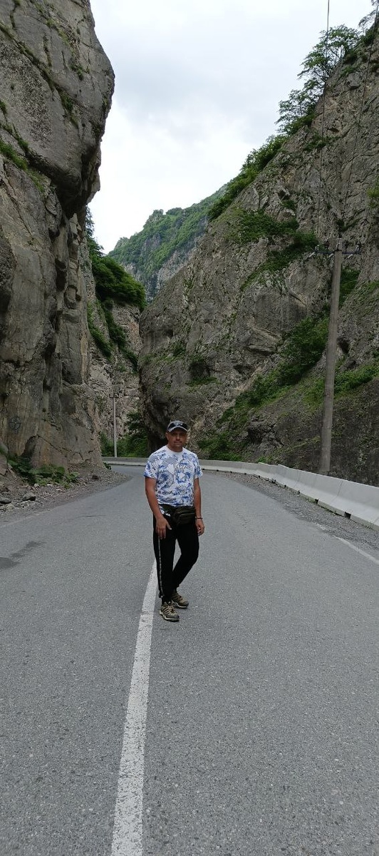 Кармадонское ущельеУщелье в Северной Осетии. В ущелье протекает река Геналдон горной системы Большого Кавказа. В верховьях ущелья находятся два ледника: Колка и Майли.