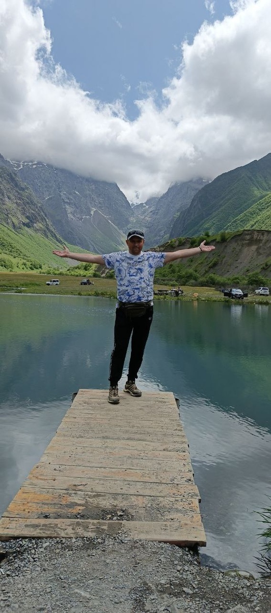 Вода из тающего ледника в Северной Осетии, который стекает с гор водопадом, превращается в озеро с кристально чистой водой, которую можно пить.