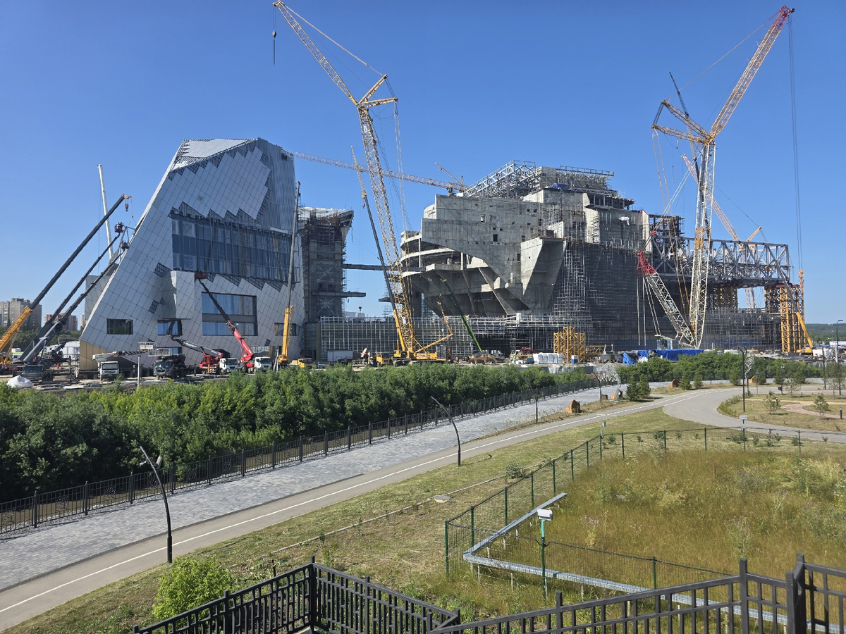 Вот это чудо должно стать филиалом петербургской Мариинки. Не уверена, что у нас такое огромное количество любителей оперы и балета, но наверно надо. Пока  это здание выглядит устрашающе, авось потом станет красиво. 