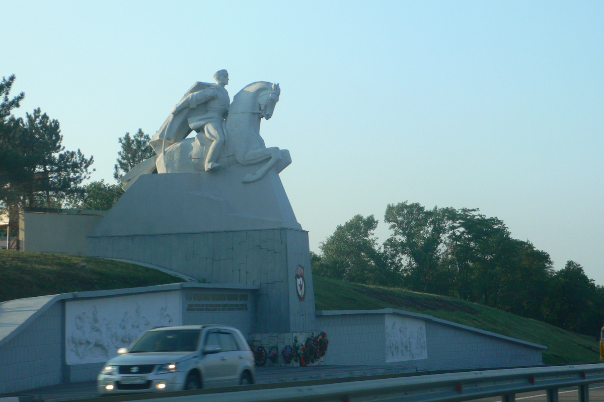 Монумент по дороге