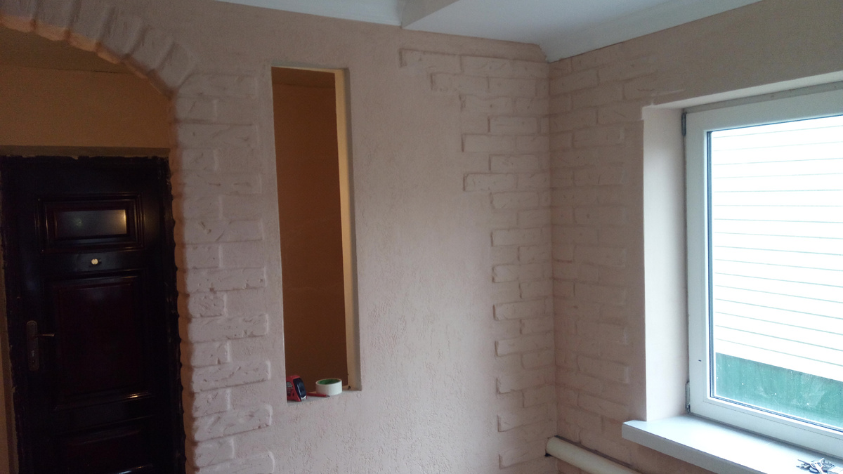 Декорировал не сплошную стену, а участки