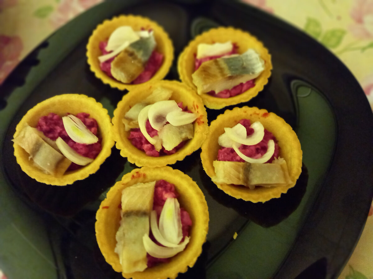    Селёдка под шубой в тарталетках — хит фуршета 2025