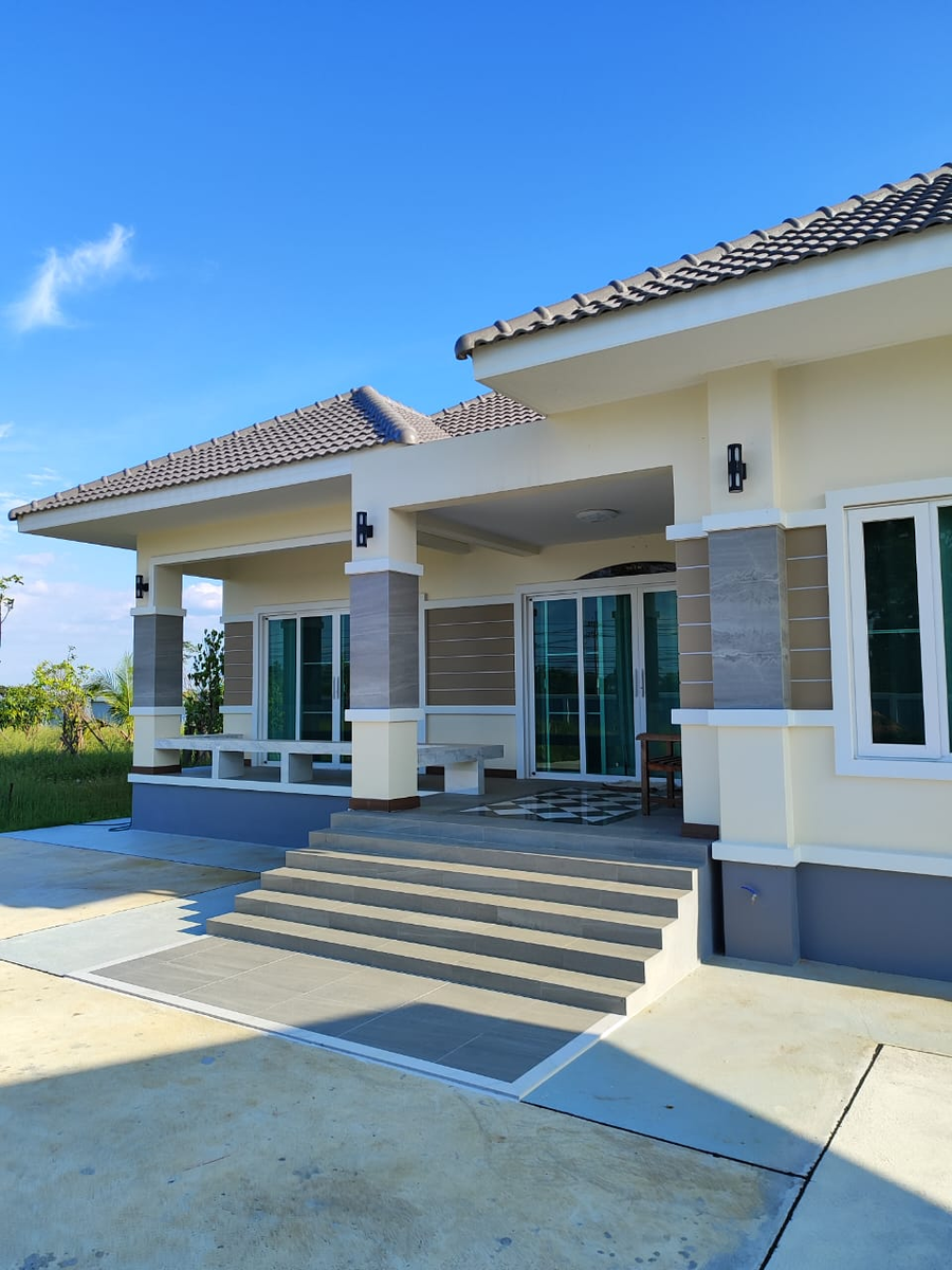 Дом с пятью спальнями и верандой, строил на века... 