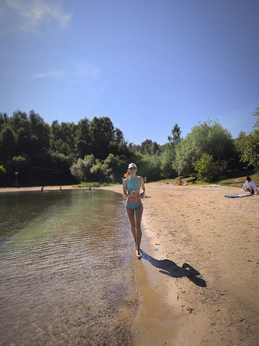 По-моему, бегать на пляже хотят только двое – я и моя тень)) Остальные отлично проводят время в горизонтальном положении!