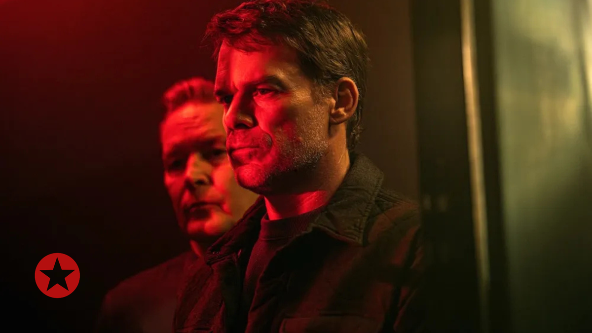 Джеймс Ремар в роли Гарри Моргана и Майкл С. Холл в роли Декстера Моргана. Paramount+ /SHOWTIME