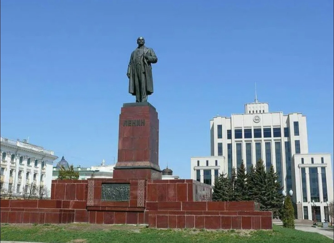 Памятник Владимиру Ильичу Ленину в городе Казани, из интернета.