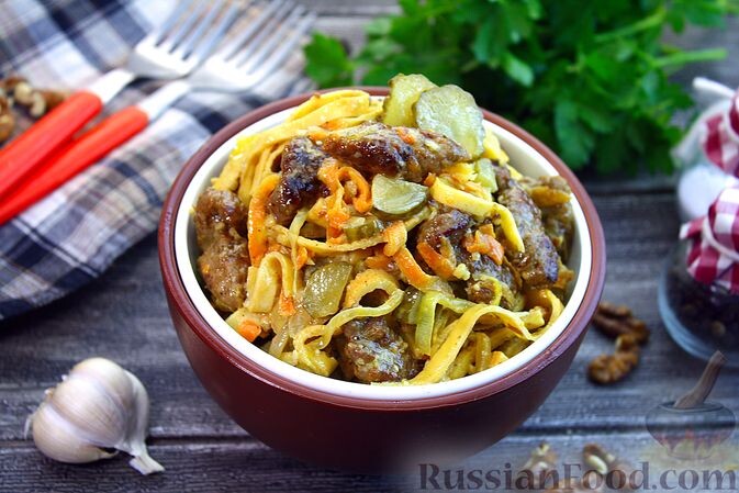 печень говяжья, морковь, лук репчатый, яйца, мука, огурцы маринованные, орех грецкий, чеснок, майонез, соль, перец чёрный молотый, масло растительное