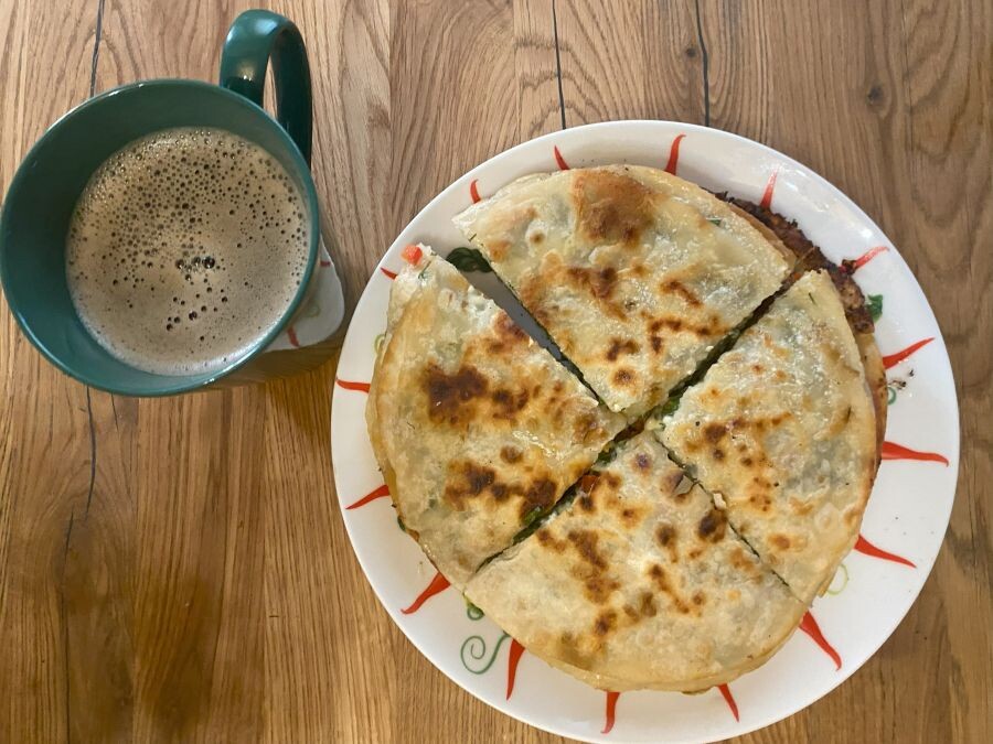 А у нас новый стол с дубовой столешницей, зять сам изготовил и подарил нам