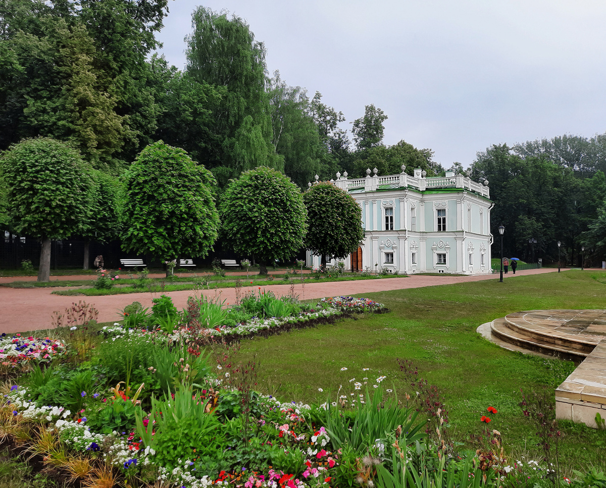 В усадьбе графов Шереметевых в Кусково. Москва, 2025.