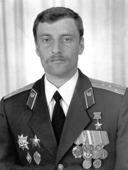 Николай Николаевич Лукашов (12 октября 1959 — 17 августа 1996) — Герой Советского Союза, начальник штаба десантно-штурмовой маневренной группы Керкинского пограничного отряда Среднеазиатского пограничного округа, капитан — на момент представления к званию ГСС