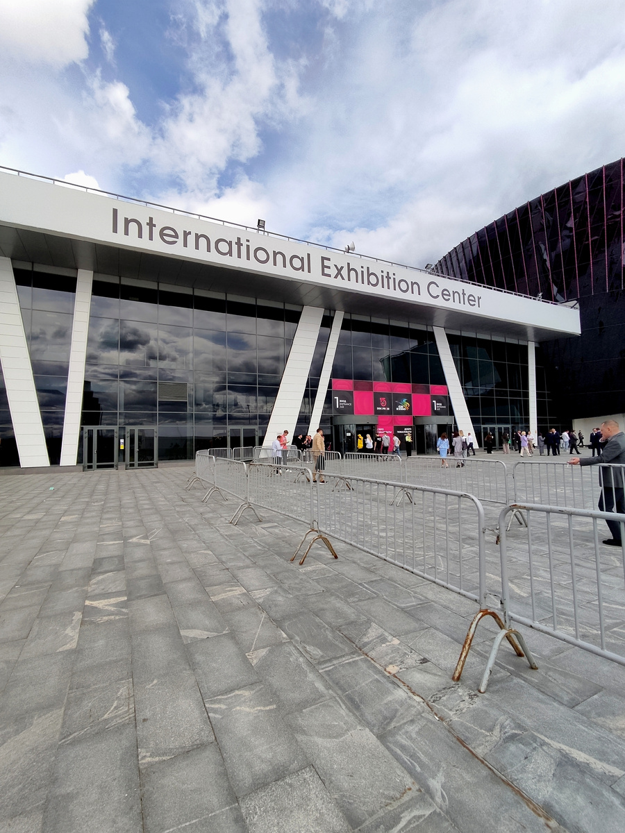 Главный вход в международный выставочный центр Экспо, Екатеринбург, фото автора статьи