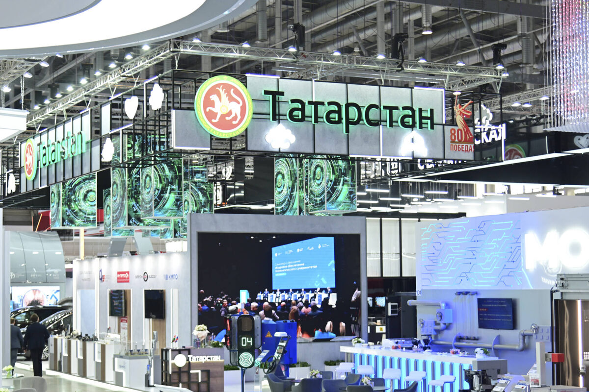 На крупнейшей промышленной выставке ИННОПРОМ-2025 представительная делегация из Татарстана во главе с Рустамом Миннихановым демонстрировала промышленный потенциал республики и проводила деловые встречиФото: rais.tatarstan.ru