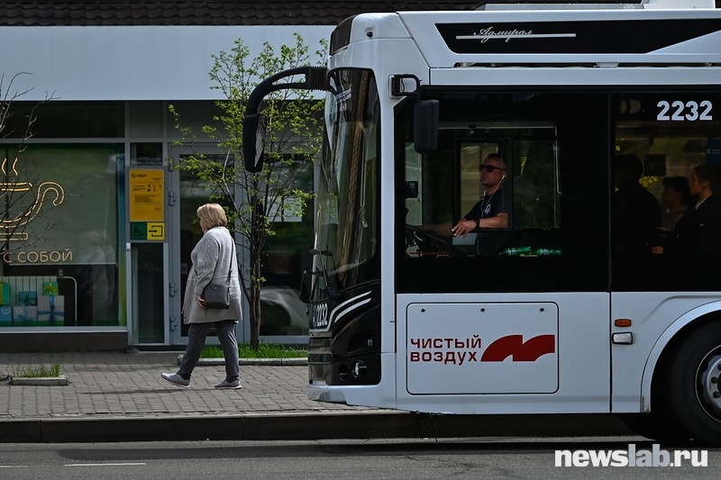 Несмотря на наличие кондиционеров, троллейбусы часто ездят с открытыми окнами