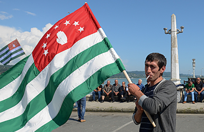 Вначале отпугивали туристов протестующие, теперь - чиновники!