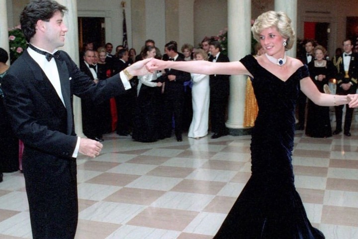 После этого танца с Джоном Траволтой принцессу Диану окрестили "королевой диско". 